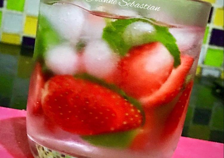 gambar untuk resep makanan Infused Water (Strawberry + Mint Leaf)