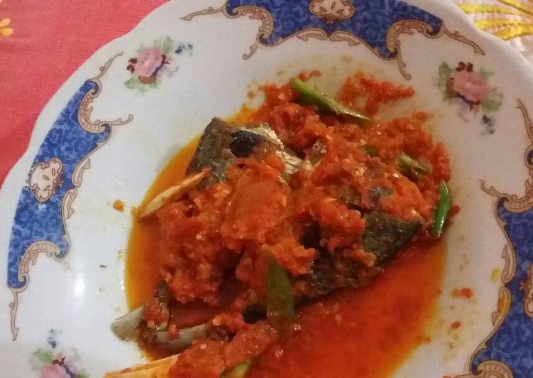 cara membuat Ikan Kembung Goreng Siram Sambel Tomat