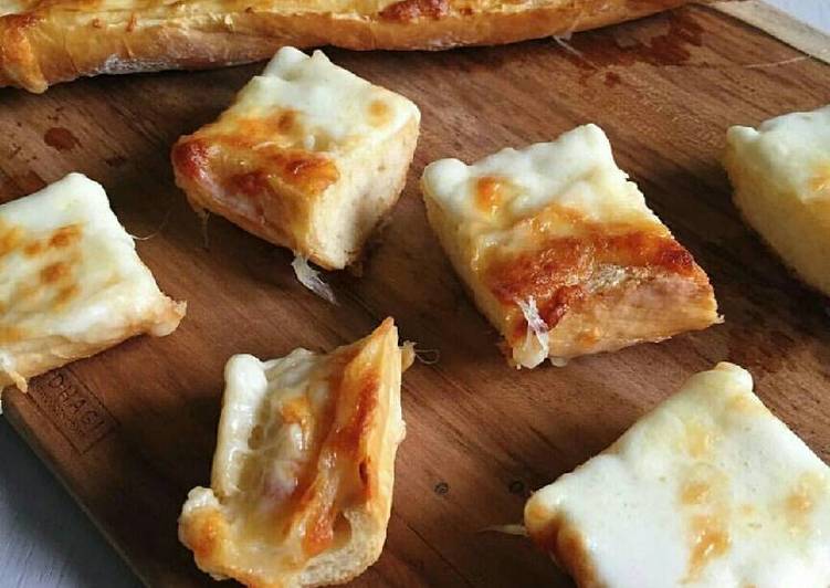 resep lengkap untuk Super Easy Cheesy Garlic Bread