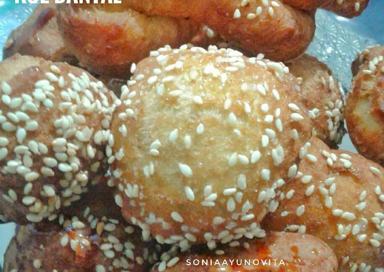 bahan dan cara membuat Kue Bantal / Roti Goreng Wijen