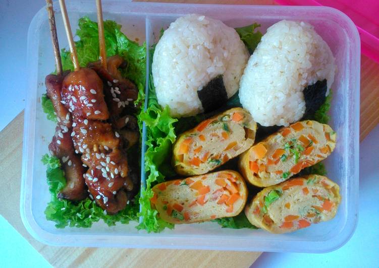 resep masakan Onigiri with Tamagoyaki and Chicken Yakitori