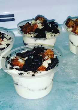 Cheesecake Melted with Crunchy Sponge and Oreo Topping