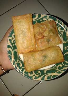 Lumpia (lembut didalam crispy diluar) isi sayur,bakso,udang dan sosis