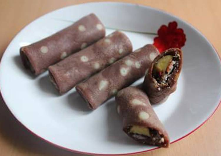 resep Dadar Gulung Coklat Polkadot (isi pisang, keju, mesis)