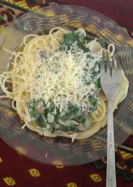 Spaghetti with creamy spinach