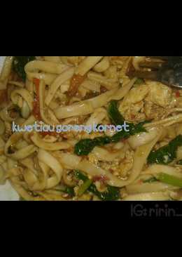 Kwetiau goreng kornet sapi (dengan gambar)