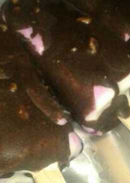 Dragonfruit icecream with choco peanut glaze a.k.a Feast KW