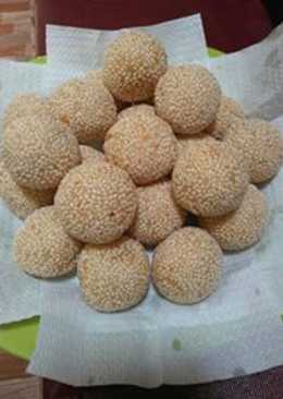 Onde-onde isi kacang hijau kupas(garing diluar lembut didalam)