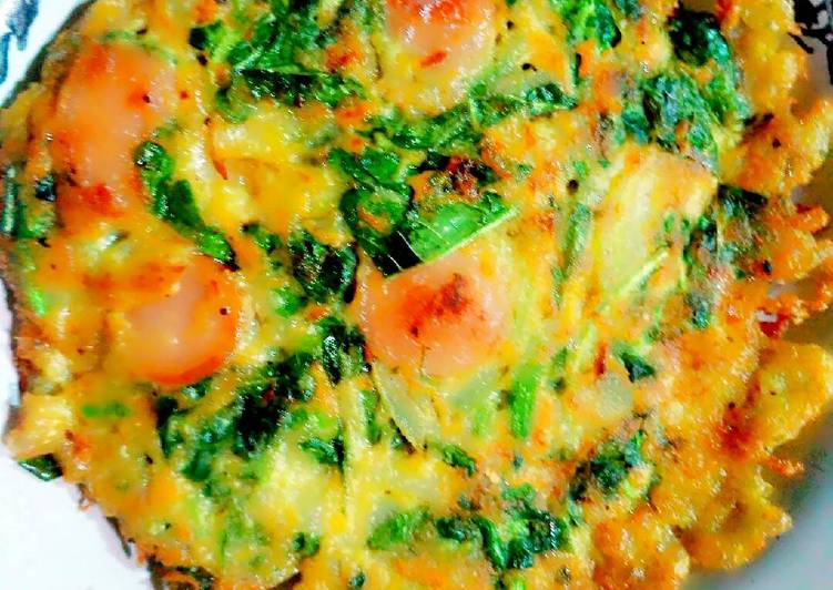 bahan dan cara membuat Omelet Bayam Wortel Sosis