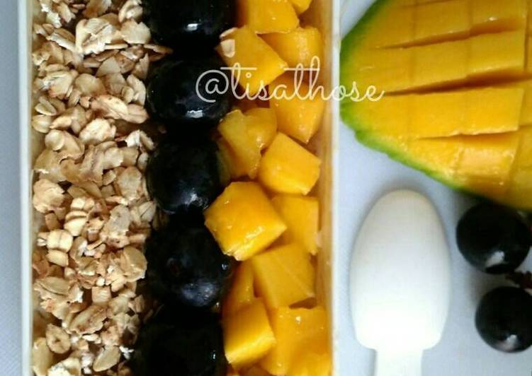 bahan dan cara membuat Overnight oats with mango, grape and granola