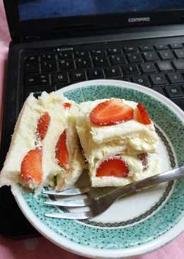 Sandwich Strawberry (No Bake Cake)