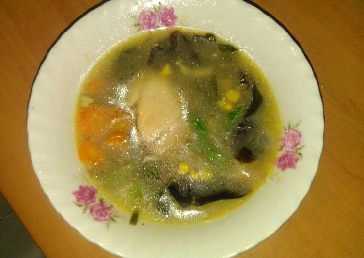 bahan dan cara membuat Sup Ayam Jagung Wortel Jamur Kuping Lezat
