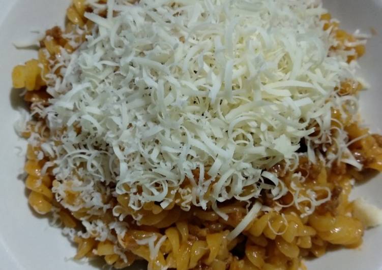 cara membuat Fusilli Saus Bolognese Simpel