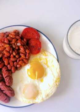 Baked beans with fried eggs and sausage
