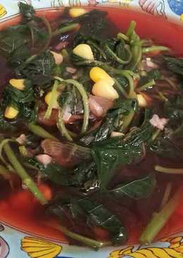 Sayur bayam segar dan sehat (dengan temu kunci)