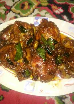 Ayam goreng bumbu pedas manis daun kari