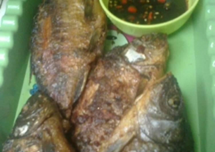 cara membuat Ikan Mas Goreng sambal kecap