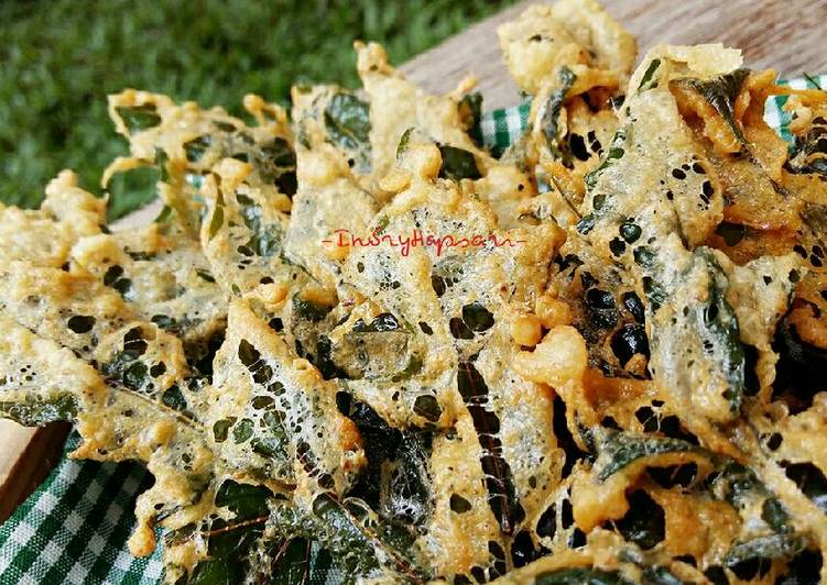 bahan dan cara membuat Rempeyek Daun Pepaya Jepang