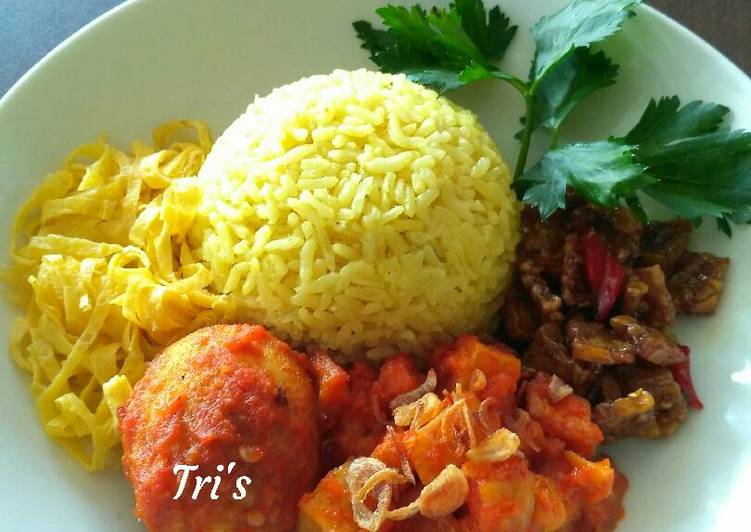 bahan dan cara membuat Nasi Kuning Magic Com praktis