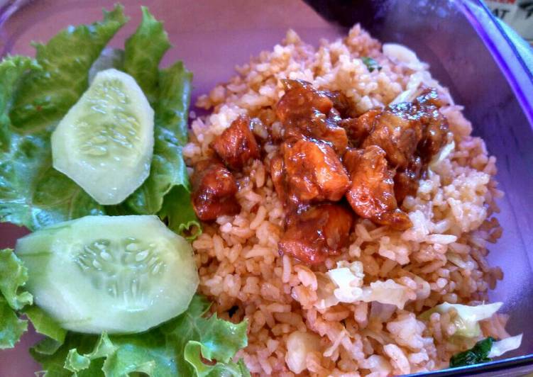 bahan dan cara membuat Nasi goreng ayam asam manis