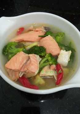 Sop tetelan ikan salmon, kuah bening dengan brokoli