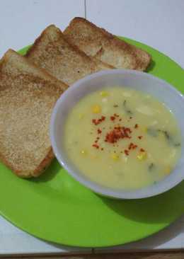 Corn soup with bread