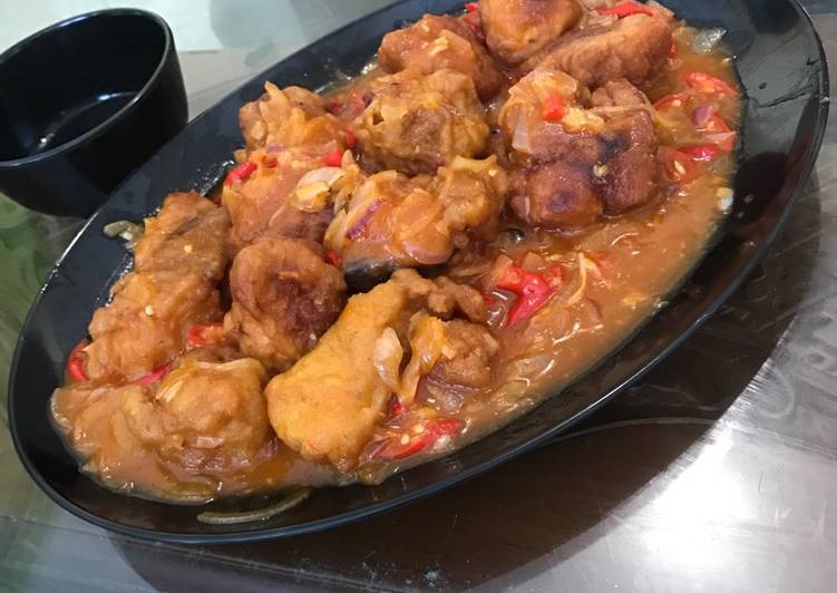 bahan dan cara membuat Ayam goreng tepung saus pedas manis