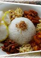 8. Nasi uduk magic com praktis