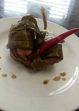 Gai Hor Bai Toey (chicken fried in pandan leaves)