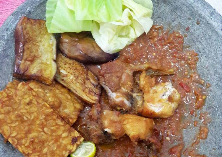 gambar untuk resep Ayam Penyet Cobek LaLapan Tempe, Terong, Kol