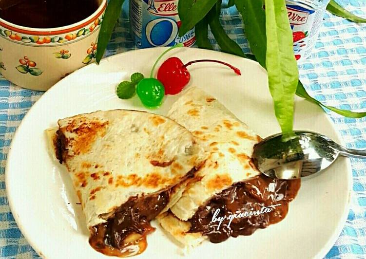 gambar untuk cara membuat Roti wraps isi pisang coklat buat sarapan pagi