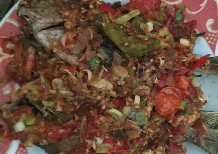 Ikan Baronang rica rica daun sereh