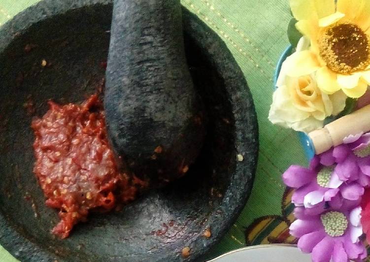 cara membuat Sambal terasi tomat