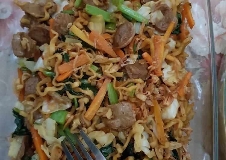 cara membuat Mie goreng bakso + sayuran