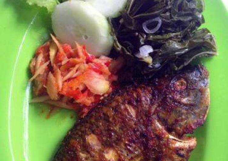 bahan dan cara membuat Ikan bakar nila sambal pencit