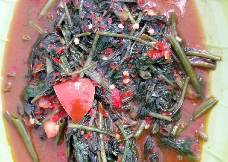 bahan dan cara membuat Tumis kangkung terasi pedas