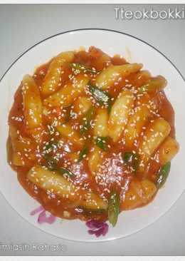 Tteokbokki sederhana / kue beras korea dibuat dengan bahan lokal