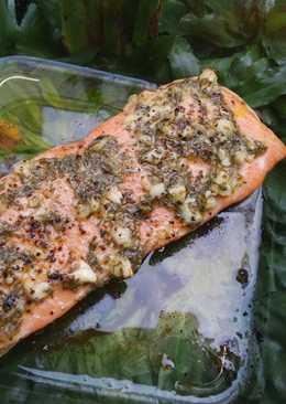 Baked salmon with parsley