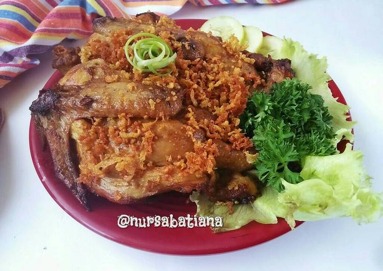 bahan dan cara membuat Ayam Goreng Kremes a la Mbok Berek