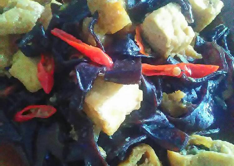 bahan dan cara membuat Tumis jamur kuping tahu