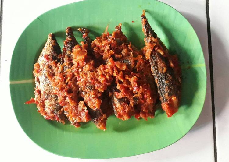 bahan dan cara membuat Ikan kembung sambal tomat