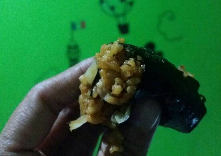 gambar untuk cara membuat Sushi lidah indonesia (isiannya nasi goreng ayam saus tiram)