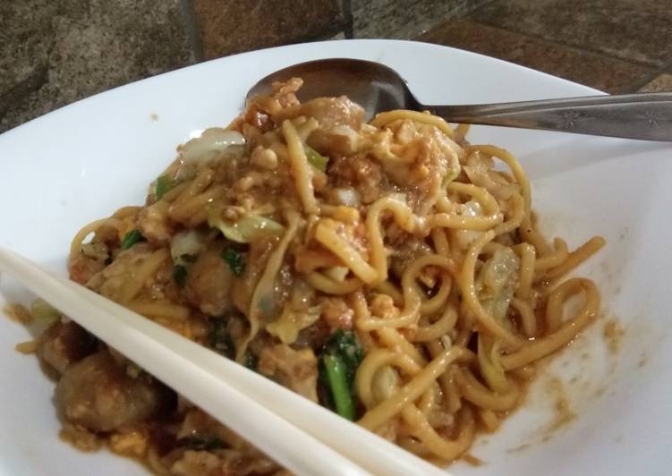 bahan dan cara membuat Mie Goreng Bakso Udang Simple