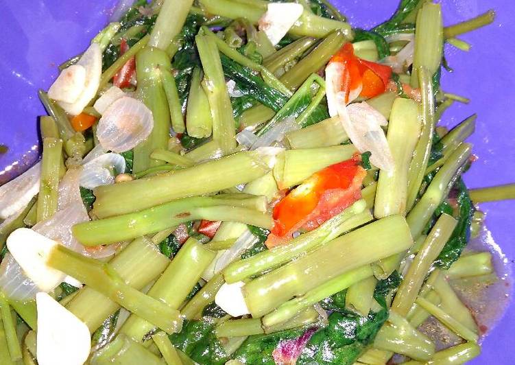 bahan dan cara membuat Oseng kangkung kampung