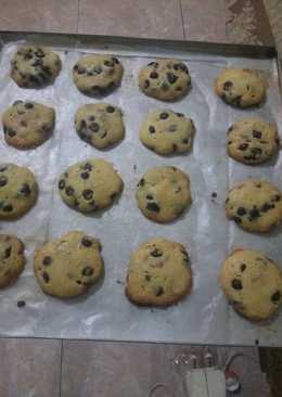 chocolate chips cookies with raisin