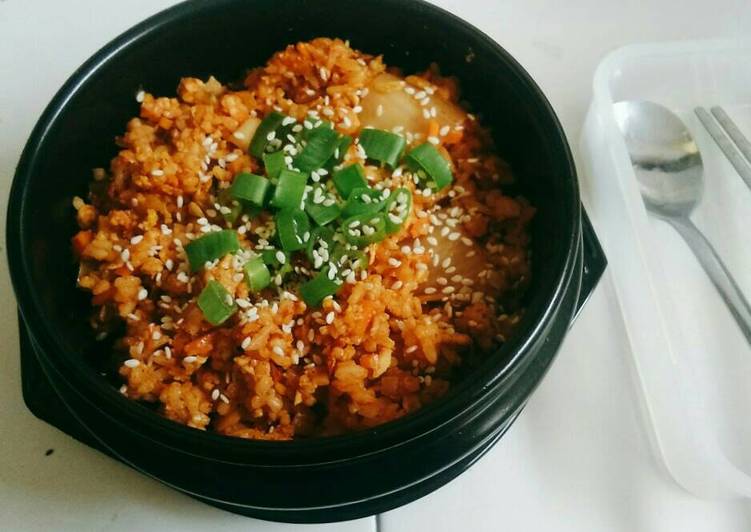 gambar untuk cara membuat Bokkeombap / Nasi goreng kimchi????????