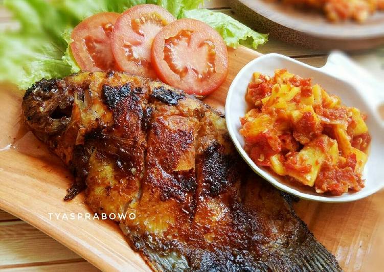 bahan dan cara membuat GURAME BAKAR Manis Pedas