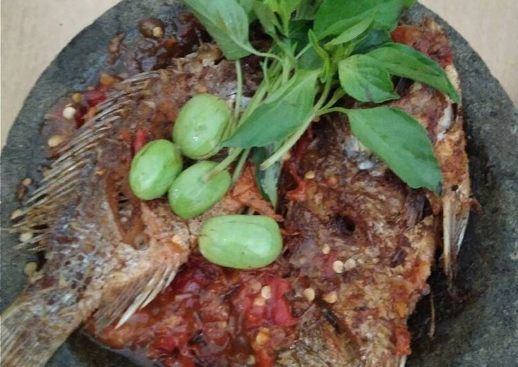 bahan dan cara membuat Penyetan ikan mujair crunchy sambal terasi