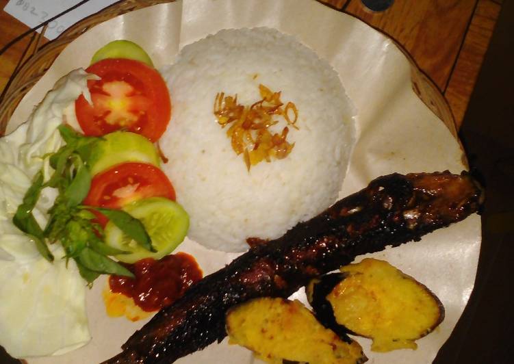 resep lengkap untuk Lele bakar (batu bakar)