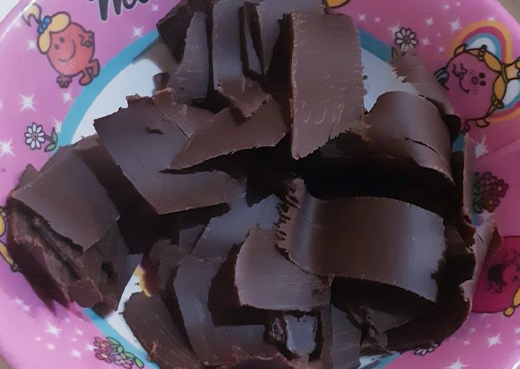 Cara Membuat Hiasan Coklat Untuk Black  Forest 